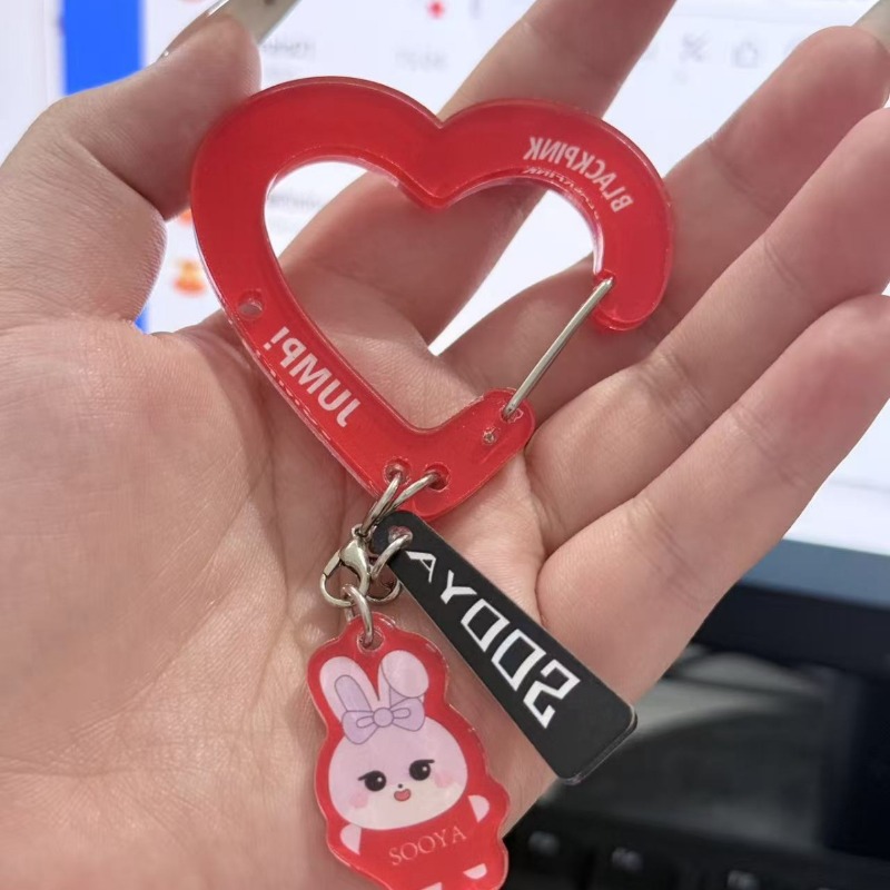 Zwartroze mooie merchandise me - Carabiner Keychain recensie en prijs